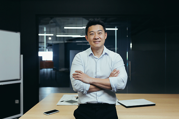 포토 JPG 해외이미지 직업 응시 남자 안경 셔츠 비즈니스 CEO 사업가 청소년 성공 한명 서기 미소 사람 동양인 정장 금융 사무실 팔짱 일본 중국 도전 작업 비즈니스맨 대표 컨설턴트 경영자 상업 예복 경영 독립 마케팅 지능 해외202309 해외포토 1 시선 잡화 옷 아시아 컨셉 상의 모션 표정 인종 경제 직장인 전문직 상담 리더 파일형식