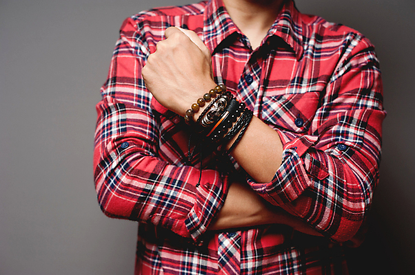 포토 JPG 해외이미지 손 남자 팔찌 한명 상반신 성인 앞모습 주먹 가죽 성인남자한명만 해외202309 해외포토 1 뷰포인트 장신구 모션 사람 신체부위 남자한명만 성인남자만 파일형식