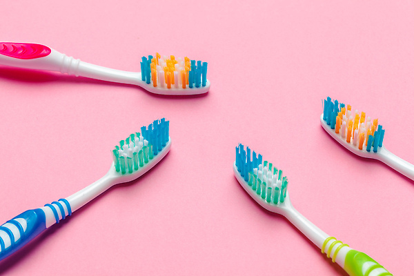 포토 JPG 해외이미지 그림자 사람없음 여러개 양치 칫솔 오브젝트 양치도구 해외202309 해외포토 다수 위생용품 청결 파일형식