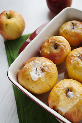 포토 JPG 해외이미지 음식 백그라운드 다이어트 건강 사람없음 빨간색 사과 굽기 칼로리 해외202309 해외포토 컬러 과일 구이 파일형식