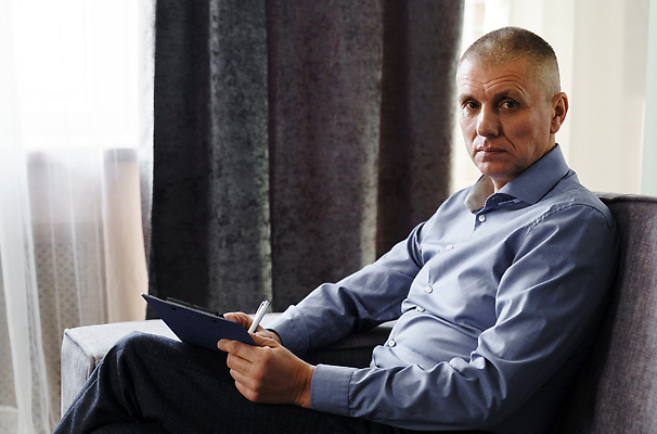 포토 JPG 해외이미지 백인 라이프스타일 옷 남자 종이 50대 컨셉 생각 거실 설계 아파트 주택 아이디어 실내 창조 한명 사람 성인 소파 알약 웹 방 터치 타이핑 기록 가르침 휴게실 중세 스마트 해외202309 해외포토 서양인 1 교육 중년 인터넷 의자 내부 건물 생활 약 역사 파일형식