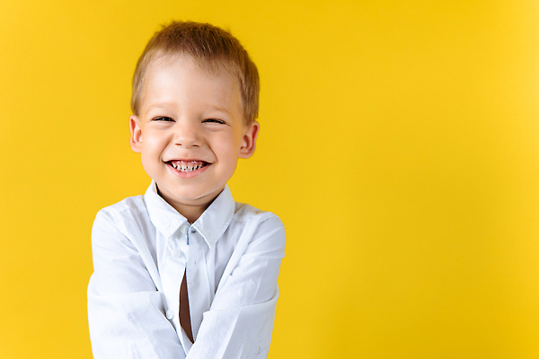 포토 JPG 해외이미지 학생 손 응시 교육 남자 행복 감정 종이 안경 얼굴 어린이 남학생 컬러 백그라운드 유니폼 비즈니스 교실 학교 실내 한명 사람 소년 책 스터디 노란색 유행 에너지 아기 자신감 시원함 스마트 신학기 고립 초보 해외202309 해외포토 1 시선 잡화 옷 컨셉 내부 신체부위 학습 파일형식
