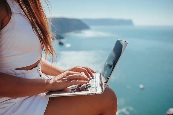 포토 JPG 해외이미지 직업 라이프스타일 여자 행복 커피 바다 여행 인터넷 비즈니스 통신 휴가 휴식 직장 관리 한명 사람 성인 해변 야외 물 노트북 컴퓨터 뷰티 여행객 공책 자유 타이핑 키보드 업무 작업 네트워크 바쁨 멀리 온라인 프리랜서 해외202309 해외포토 자연요소 1 감정 음료 컨셉 회사 문구용품 생활 전자제품 파일형식