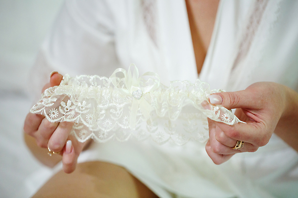 포토 JPG 해외이미지 손 여자 신부 결혼 결혼식 한명 상반신 성인 앞모습 축하 반지 준비 가터벨트 성인여자한명만 해외202309 해외포토 1 뷰포인트 컨셉 장신구 사람 이벤트 신체부위 벨트 여자한명만 성인여자만 파일형식