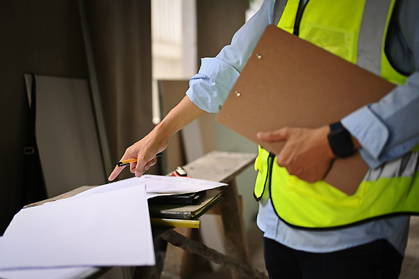 포토 JPG 해외이미지 남자 건축 한명 들기 상반신 성인 펜 건설현장 가리킴 건축가 문서 서류판 안전조끼 성인남자한명만 해외202309 해외포토 직업 1 모션 건설업 사람 손짓 필기구 사무용품 남자한명만 성인남자만 파일형식