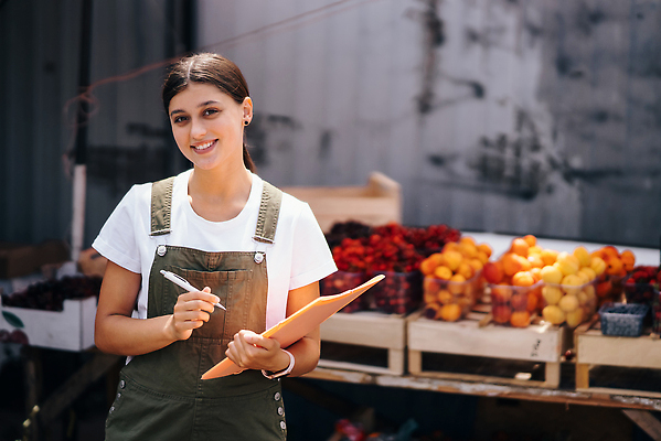 포토 JPG 해외이미지 백인 직업 여자 음식 과일 실내 한명 상자 세일 상점 앞치마 업무 작업 시장 상품 먹기 종업원 계산대 바쁨 긍정 소매 매각 제의 해외202309 해외포토 서양인 1 컨셉 모션 사람 내부 파일형식