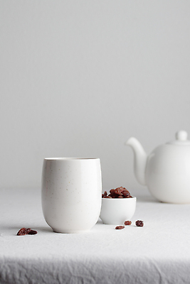 포토 JPG 해외이미지 그릇 식기 디자인 꽃 음료 음식 백그라운드 컨셉 탁자 아침 티타임 휴식 사람없음 옆모습 컵 빨간색 세트 반사 머그컵 흰색 신선 시간 뜨거움 액체 아침식사 냄비 찻잔 찻주전자 흰배경 상쾌 건포도 해외202309 해외포토 주간 식물 감정 뷰포인트 컬러 가구 포도 주전자 잔 식사 솥 건과일 파일형식