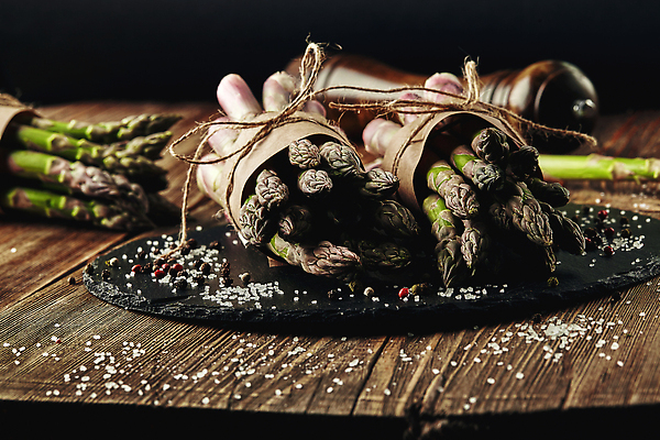 포토 JPG 해외이미지 쟁반 근접촬영 사람없음 아스파라거스 나무탁자 해외202309 해외포토 뷰포인트 채소 탁자 파일형식