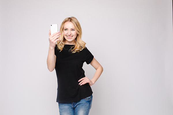 포토 JPG 해외이미지 스튜디오촬영 백인 모델 1 응시 행복 감정 손가락 모바일 아이디어 갈색머리 실내 표정 한명 사람 성인 전자제품 스마트폰 핸드폰 뷰티 유행 자신감 긍정 제안 스타일 카피스페이스 해외202309 해외포토 서양인 헤어스타일 손 시선 컨셉 내부 스마트기기 공백 파일형식