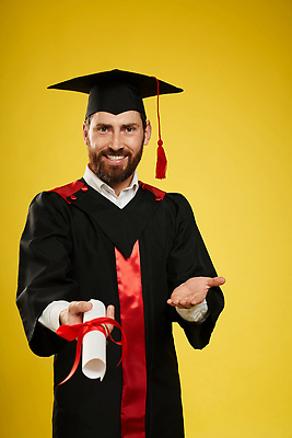 포토 JPG 해외이미지 백인 학생 응시 교육 남자 행복 졸업 성공 수염 갈색머리 고등학교 한명 서기 사람 소년 성인 야외 카메라 기쁨 축하 잡기 가운 졸업장 주기 대학교 보여주기 주인 고립 우크라이나 총각 해외202309 해외포토 서양인 1 헤어스타일 시선 옷 감정 유럽 어린이 컨셉 학교 모션 전자제품 파일형식
