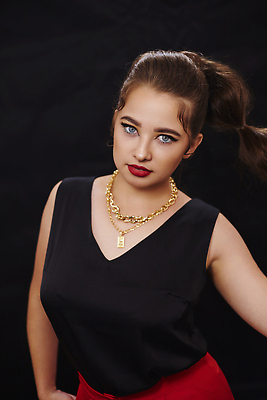 포토 JPG 해외이미지 모델 라이프스타일 옷 여자 행복 백그라운드 한명 사람 동양인 성인 뷰티 유행 우주 흰색 자신감 우아함 시원함 우크라이나 스타일 해외202309 해외포토 1 감정 유럽 컬러 컨셉 인종 생활 파일형식