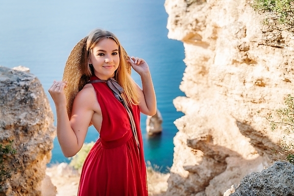 포토 JPG 해외이미지 전신 백인 모델 드레스 옷 여자 행복 물결 모래 바다 여행 컨셉 자연 하늘 날리기 바람 한명 서기 사람 성인 야외 빨간색 물 태양 뷰티 유행 일몰 자유 직물 가운 화려 우아함 떨어짐 실크 꼬리 무료 해외202309 해외포토 자연요소 서양인 1 감정 컬러 모션 날씨 노을 생태계 파일형식