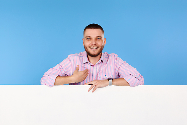 포토 JPG 해외이미지 백인 학생 손 배너 남자 행복 포스터 백그라운드 통신 손가락 응원 수염 광고판 실내 한명 사람 성인 가로 파란색 공백 기쁨 방 흰색 가리킴 표현 잡기 자신감 발표 보여주기 목업 밀레니얼 비어있는 해외202309 해외포토 서양인 1 감정 컬러 모션 알림판 손짓 내부 신체부위 경제 판 파일형식