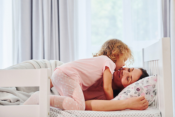 포토 JPG 해외이미지 여자 딸 행복 어린이 모녀 엄마 아침 키스 실내 사랑 상반신 성인 두명 옆모습 눕기 침실 육아 침대 잠 여자만 깨우기 해외202309 해외포토 주간 감정 뷰포인트 가구 가족 모션 사람 내부 애정표현 파일형식