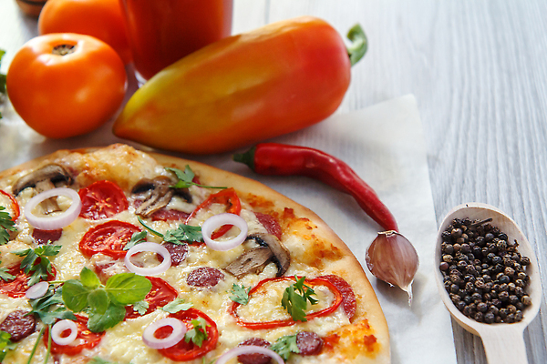 포토 JPG 해외이미지 음식 조각 백그라운드 토마토 탁자 치즈 피자 파슬리 마늘 육류 요리 사람없음 목재 빨간색 식사 저녁식사 이탈리아 시골 신선 뜨거움 맛 속도 후추 점심식사 모짜렐라치즈 살라미 페퍼로니 핸드메이드 맛있는 해외202309 해외포토 나무 유럽 컬러 가구 컨셉 채소 식재료 재료 유제품 패스트푸드 서양음식 소시지 향신료 파일형식