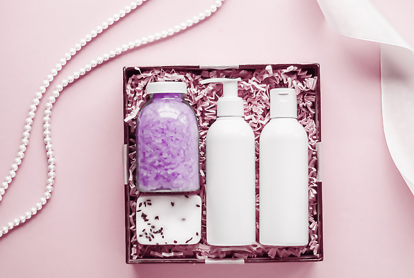 포토 JPG 해외이미지 리본 사람없음 상자 하이앵글 화장품 오브젝트 피부관리 담기 진주 비누 공병 바디케어 화장품가방 플랫레이 입욕소금 해외202309 해외포토 뷰포인트 가방 모션 위생용품 뷰티 미용용품 플랫 보석 소금 병_담는 파일형식