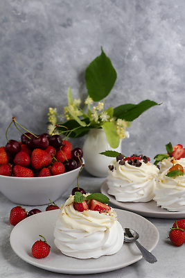 포토 JPG 해외이미지 접시 딸기 사람없음 케이크 숟가락 달콤 해외202309 머랭쿠키 해외포토 식기 과일 디저트 수저 쿠키 맛 머랭 파일형식