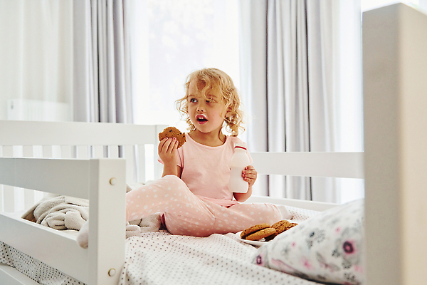 포토 JPG 해외이미지 전신 외국인 여자 어린이 아침 디저트 실내 한명 들기 앉기 앞모습 쿠키 침실 우유 침대 먹기 소녀한명만 해외202309 해외포토 주간 1 음식 뷰포인트 가구 모션 유제품 사람 인종 내부 여자한명만 소녀만 파일형식
