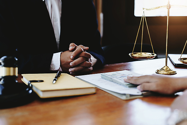 포토 JPG 해외이미지 손 지폐 비즈니스 두명 옆모습 신체부위 펜 공책 범죄 책상 주기 의사봉 부정부패 서류판 천칭저울 해외202309 해외포토 뷰포인트 가구 돈 모션 문구용품 저울 사람 필기구 사무용품 파일형식