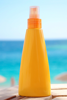 포토 JPG 해외이미지 바다 사람없음 야외 노란색 선탠 오일 공병 썬텐오일 해외202309 해외포토 음식 컬러 화장품 병_담는 파일형식