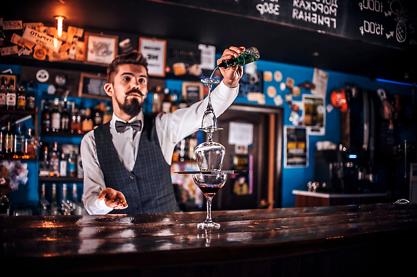 포토 JPG 해외이미지 손 한명 칵테일 액체 붓기 야간 서비스 만들기 위스키 유흥 해외202309 해외포토 자연요소 1 모션 주류 사람 신체부위 파일형식