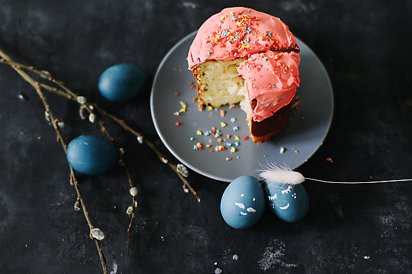 포토 JPG 해외이미지 접시 부활절 표정 사람없음 케이크 계란 달콤 강아지풀 해외202309 해외포토 식물 식기 기념일 디저트 알 맛 한해살이풀 파일형식