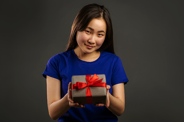 포토 JPG 해외이미지 백인 모델 응시 여자 행복 리본 백그라운드 크리스마스 겨울 휴가 갈색머리 실내 선물 한명 사람 동양인 성인 빨간색 쇼핑 뷰티 세일 중국 기쁨 흰색 축하 잡기 12월 주기 흥분 고립 클라우스 해외202309 해외포토 서양인 1 헤어스타일 시선 계절 기념일 감정 아시아 컬러 컨셉 모션 인종 내부 날짜 파일형식