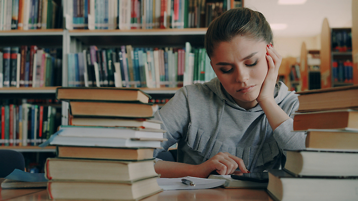 포토 JPG 해외이미지 백인 학생 여자 교육 졸업 학교 탁자 수업 피곤 한명 앉기 책 학습 스터디 청춘 독서 뷰티 알약 쌓기 디지털 시험 기록 잡기 잠 도서관 지루함 스마트 읽기 교과서 준비 대학교 문학 해외202309 해외포토 서양인 1 감정 가구 컨셉 모션 교재 사람 약 파일형식