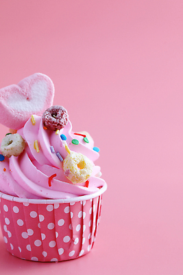 포토 JPG 해외이미지 사람없음 장식 한개 하트 달콤 컵케이크 시리얼 생크림 마시멜로우 스프링클 분홍색배경 해외202309 해외포토 모양 1 음식 분홍색 백그라운드 디저트 케이크 맛 크림 파일형식