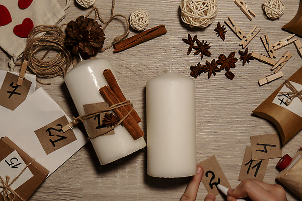 포토 JPG 해외이미지 손 초 공 집게 선물 신체부위 장식 숫자 펜 하트 기록 준비 노끈 DIY 꾸미기 베이지색 시나몬스틱 핸드메이드 나무배경 팔각회향 해외포토 모양 문자 줄 컬러 백그라운드 사람 취미 필기구 향신료 시나몬 파일형식