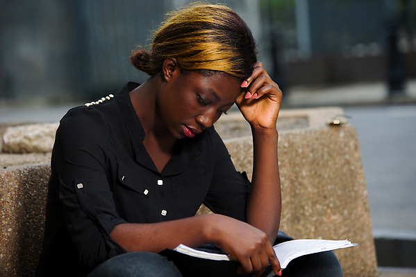 포토 JPG 해외이미지 1 학생 라이프스타일 여자 교육 백그라운드 청소년 수업 한명 사람 앉기 야외 책 학습 스터디 독서 뷰티 노란색 머리 업무 소프트포커스 스마트 집중 입술 대학교 고립 짜기 해외202309 해외포토 컬러 컨셉 학교 모션 촬영기법 생활 신체부위 작업 파일형식