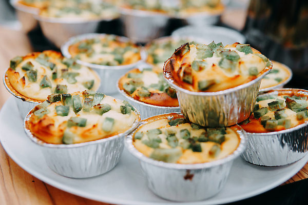 포토 JPG 해외이미지 음식 과일 부분 탁자 휴가 디저트 주택 사탕 요리 사람없음 컬러풀 파티 과자 케이크 주방 요리사 시골 신선 달콤 맛 아침식사 설탕 컵케이크 굽기 민트 준비 복숭아 레시피 방법 핸드메이드 맛있는 해외202309 해외포토 직업 컬러 가구 컨셉 이벤트 건물 식사 구이 허브 파일형식