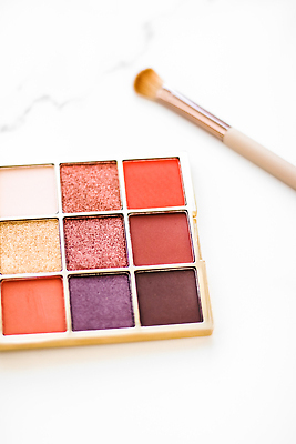 포토 JPG 해외이미지 백그라운드 사람없음 세트 뷰티 화려 대리석 아이섀도 메이크업브러쉬 해외202309 해외포토 컨셉 재료 화장품 붓 파일형식