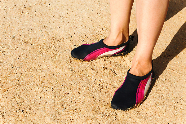 포토 JPG 해외이미지 1 여자 모래 스포츠 바다 분홍색 신발 슬리퍼 한명 성인 해변 야외 빨간색 물 여름 운동복 유행 수영 산책 장비 산호 보호 고무 양발 해외202309 해외포토 자연요소 옷 계절 컬러 컨셉 휴식 사람 수상스포츠 자포동물 파일형식