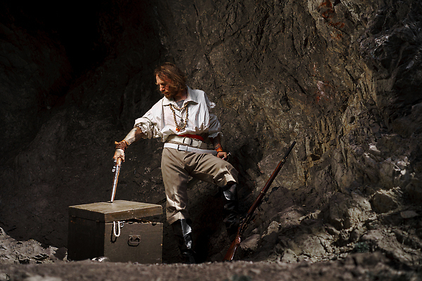 포토 JPG 해외이미지 백인 1 옷 문화 바다 섬 여행 휴가 영국 잉글랜드 미술 한명 이벤트 장식 가로 축제 할로윈 역사 칼 고급 개 큼 복고 선원 해적 스타일 해외202309 해외포토 서양인 유럽 컨셉 포유류 문화예술 사람 크기 도둑 파일형식