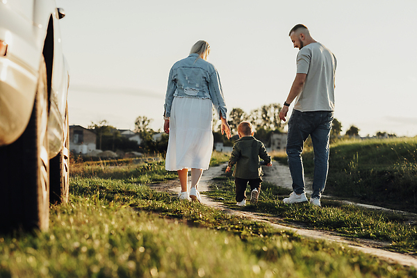 포토 JPG 해외이미지 백인 남자 아들 어린이 여행 가족 엄마 휴가 함께함 사람 소년 야외 세명 부모 일몰 육아 시골 아기 아빠 작음 주말 걸음마 해외202309 해외포토 서양인 컨셉 관계 모션 노을 크기 파일형식