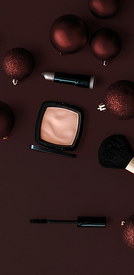 포토 JPG 해외이미지 사람없음 하이앵글 갈색 화장품 오브젝트 메이크업브러쉬 오너먼트 카피스페이스 해외202309 해외포토 뷰포인트 컬러 크리스마스장식 뷰티 공백 붓 파일형식