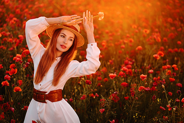 포토 JPG 해외이미지 여자 백그라운드 꽃밭 한명 들기 상반신 성인 앞모습 빨간색 손들기 화려 양귀비 성인여자한명만 해외202309 해외포토 1 꽃 뷰포인트 컬러 컨셉 모션 사람 여자한명만 성인여자만 파일형식