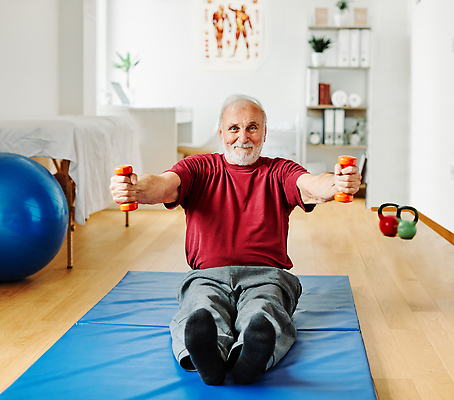 포토 JPG 해외이미지 백인 노년 유니폼 공 실내 건강 병원 한명 사람 사무실 운동 약 건강관리 스트레칭 아령 환자 악단 센터 장애인 은퇴 테라피 장애 돌봄 물리치료 옛날 재활 지원 치료사 치유 헬프 해외202309 해외포토 서양인 직업 1 옷 음악 비즈니스 의학 모션 관리 성인 내부 치료 뷰티 도움 파일형식
