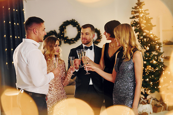 포토 JPG 해외이미지 서양인 원피스 여자 남자 실내 들기 정장 여러명 상반신 성인 앞모습 옆모습 크리스마스트리 파티 샴페인 보케 연말 성인만 해외202309 해외포토 외국인 옷 뷰포인트 다수 크리스마스 모션 주류 사람 이벤트 내부 파일형식