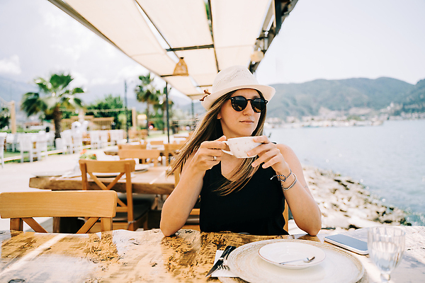 포토 JPG 해외이미지 백인 모자 라이프스타일 여자 안경 커피 음료 바다 백그라운드 탁자 휴가 휴식 산 거리 한명 사람 앉기 풍경 성인 야외 컵 가로 여름 선글라스 여행객 상점 식당 카페 머그컵 마시기 뜨거움 아침식사 커피잔 서비스 상쾌 카푸치노 에스프레소 단절 해외202309 해외포토 서양인 1 식기 잡화 계절 감정 가구 컨셉 모션 잔 생활 식사 파일형식
