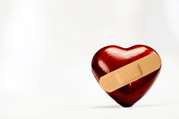 포토 JPG 해외이미지 모양 디자인 감정 종이 백그라운드 컨셉 일러스트 관계 모션 결혼식 발렌타인데이 건강 사랑 사람없음 빨간색 약 힘 고통 낭만 흰색 악단 도움 균열 심볼 사인 붕대 고정 고립 깨짐 돌봄 석고 우울증 이혼 헬프 생존 해외202309 해외포토 음악 컬러 결혼 의학 데이이벤트 질병 파일형식