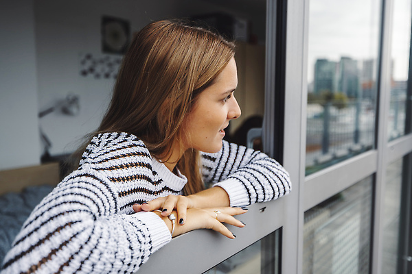 포토 JPG 해외이미지 라이프스타일 응시 여자 교육 행복 백그라운드 통신 교실 학교 가족 청소년 대화 한명 미소 사람 성인 야외 책 스터디 뷰티 걷기 공책 우정 잡기 그룹 저녁 토론 속도 대학교 폴더 적재 사춘기 의사소통 채팅 해외202309 해외포토 1 시선 감정 관계 모션 문구용품 표정 말하기 생활 친구 학습 야간 파일 파일형식