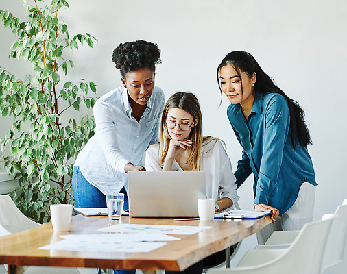 포토 JPG 해외이미지 백인 학생 여자 행복 비즈니스 사업가 협력 직장 함께함 사람 동양인 세명 노트북 컴퓨터 사무실 검은색 우정 업무 작업 비즈니스우먼 그룹 작업실 토론 이슬람교 책상 동료 시작 창업 커뮤니티 다인종 다민족 섞기 통일 프로젝트 브레인스토밍 해외202309 해외포토 레이스천 서양인 직업 감정 종교 컬러 가구 컨셉 회사 관계 인종 친구 전자제품 직물 직장인 자영업 파일형식