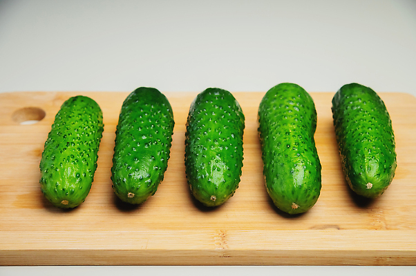 포토 JPG 해외이미지 음식 다이어트 채소 재료 탁자 오이 도마 건강 요리 사람없음 목재 초록색 여름 주방 봄 샐러드 수확 신선 맛 상품 자르기 먹기 오브젝트 준비 싱글 유기농 날것 비타민 내추럴 숙성 채식주의자 해외202309 해외포토 나무 웰빙 계절 컬러 가구 컨셉 농업 모션 주방용품 채식 영양소 파일형식