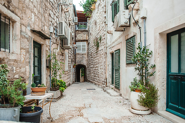 포토 JPG 해외이미지 식물 계절 꽃 유럽 여행 건축양식 휴가 거리 사람없음 야외 내부 건물 여름 도시풍경 골동품 도시 중세 역사 보행로 냄비 지중해 좁은 타운 크로아티아 두브로브니크 랜드마크 옛날 스타일 그리너리 해외202309 해외포토 건축물 건축 나라 길 바다 풍경 솥 파일형식 트랜드컬러