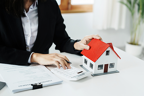 포토 JPG 해외이미지 무료이미지 여자 비즈니스 부동산 한명 상반신 성인 앞모습 계산기 잡기 건축모형 대출 성인여자한명만 해외202309 해외포토 1 뷰포인트 모션 문구용품 사람 금융 모형 장비 재산 여자한명만 성인여자만 파일형식 무료콘텐츠