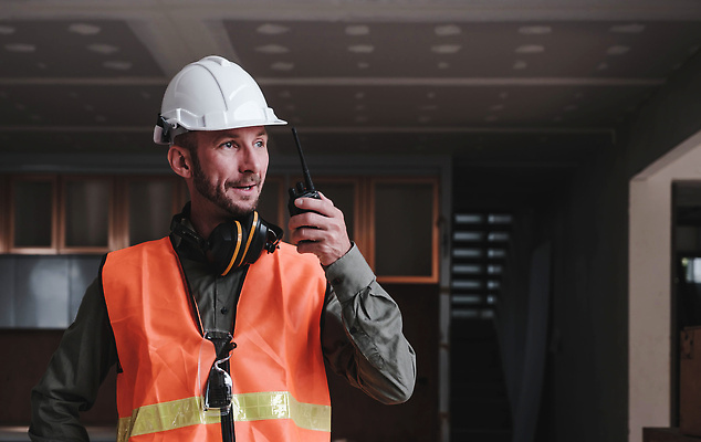 포토 JPG 해외이미지 남자 안내 한명 들기 상반신 성인 야외 앞모습 건설현장 지시 안전모 무전기 안전조끼 성인남자한명만 해외202309 해외포토 1 뷰포인트 모션 무선통신 건설업 사람 헬멧 안전장비 남자한명만 성인남자만 파일형식