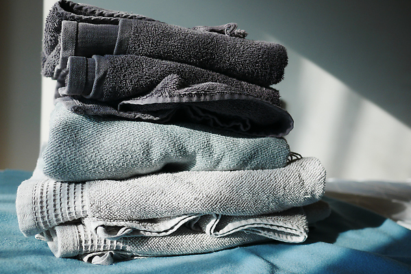 포토 JPG 해외이미지 직업 가사 가정 서기 사람없음 수건 햇빛 여러개 회색 흰색 직물 주름 씻기 빨래 청소 샤워실 해외202309 해외포토 컬러 다수 모션 위생용품 태양 청결 샤워시설 파일형식