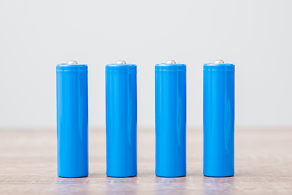 포토 JPG 해외이미지 컨셉 탁자 세포 집게 사람없음 파란색 전자제품 디지털 힘 장비 에너지 4 닫기 긍정 볼트 베터리 용량 공급 해외202309 해외포토 컬러 가구 모션 숫자 공구 파일형식